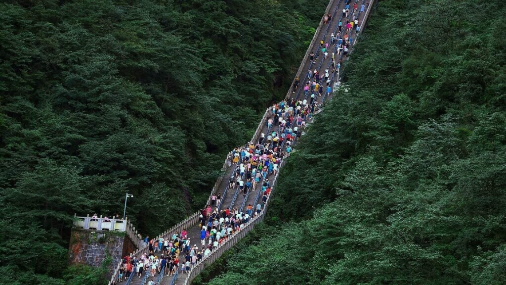 Chinh phục 999 bậc cầu thang tại cổng trời Thiên Môn Sơn