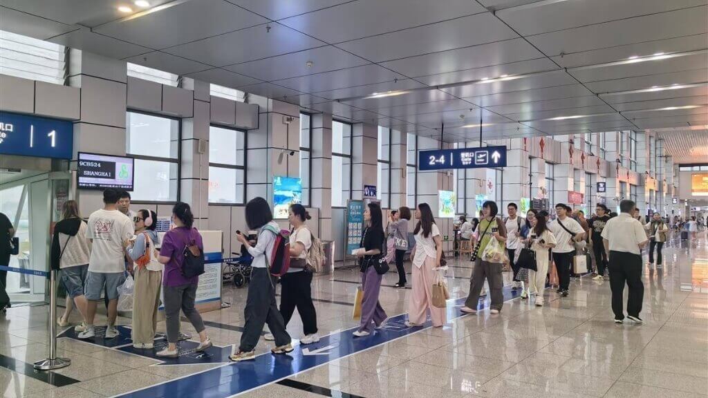 Đoàn làm thủ tục tại sân bay Ân Thi