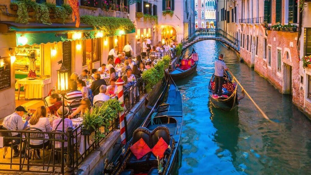 Đi thuyền giữa lòng thành phố Venice