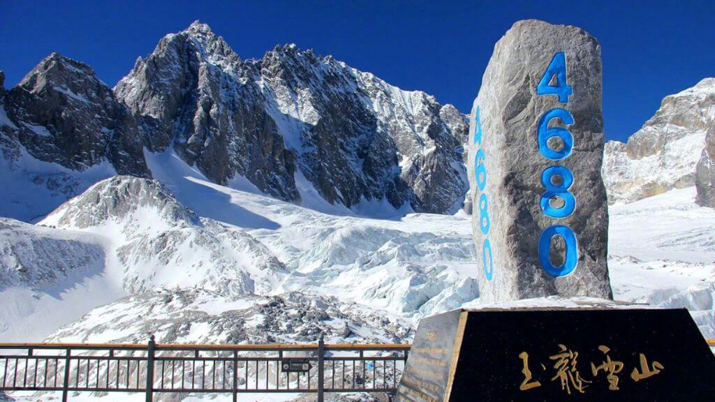 Núi tuyết Ngọc Long (Yulong Snow Mountain) hiện lên như một dải lụa trắng tinh khôi