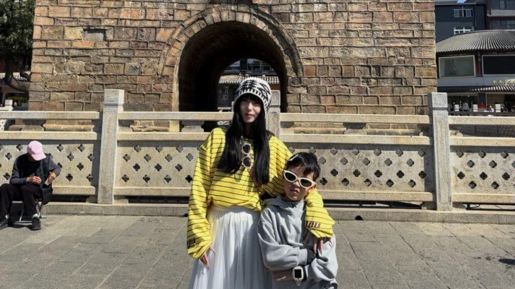 Du khách check in tại phố cổ Guandu