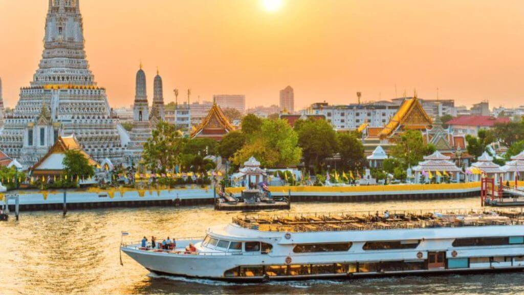 Dạo thuyền trên Chao Phraya Rive