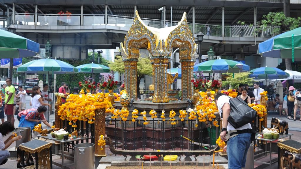 Quý khách viếng đền Erawan