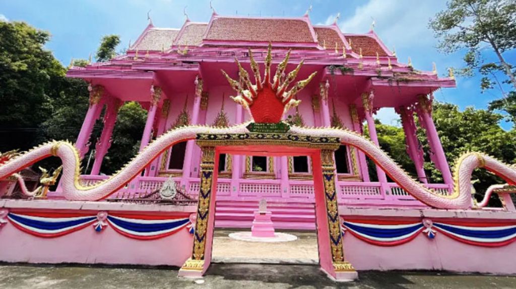 Quý khách thăm quan ngôi chùa màu Hồng Wat Khao Durian
