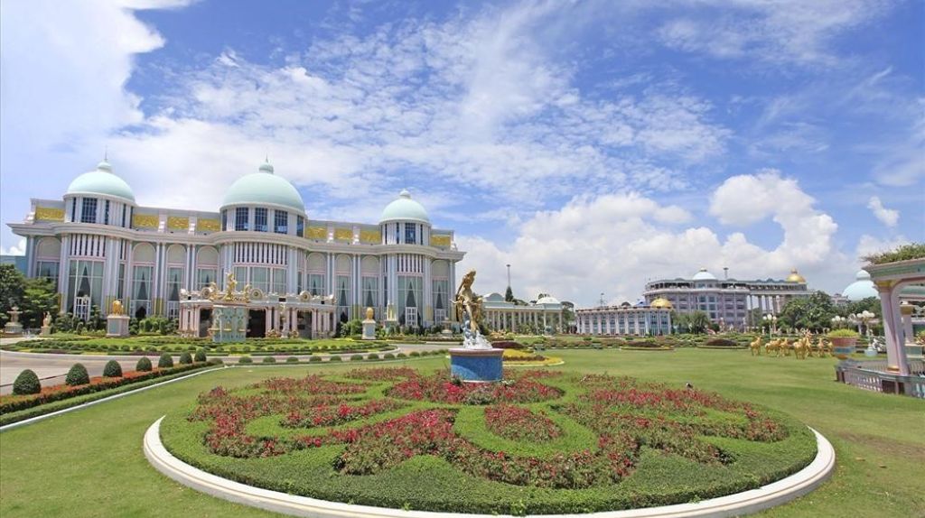 Quý khách chụp ảnh, check in tại Lâu Đài Tỷ Phú