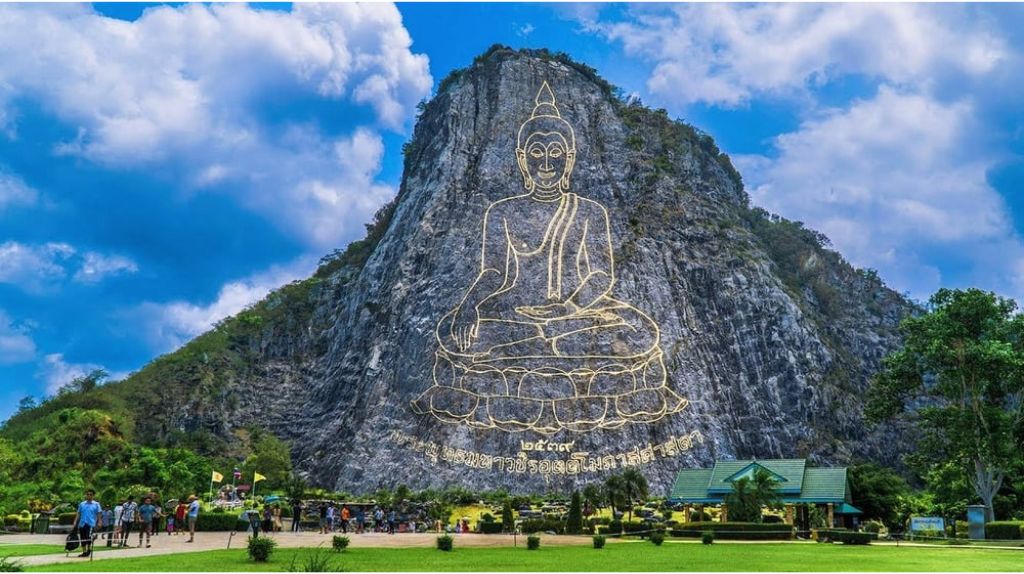 Quý khách tham quan và chụp ảnh tại Trân Bảo Phật Sơn