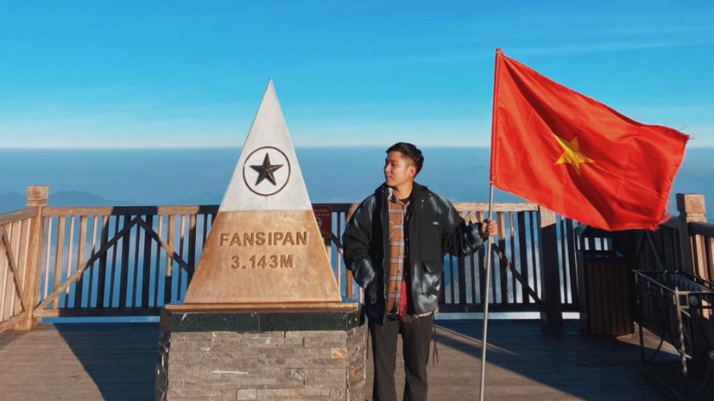 Chụp ảnh trên đỉnh Fansipan trong tour du lịch miền Bắc