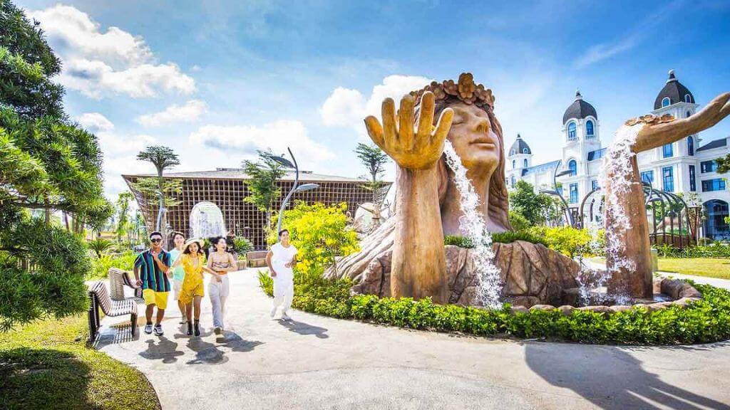 Chụp hình tại công viên nghệ thuật Urban Park