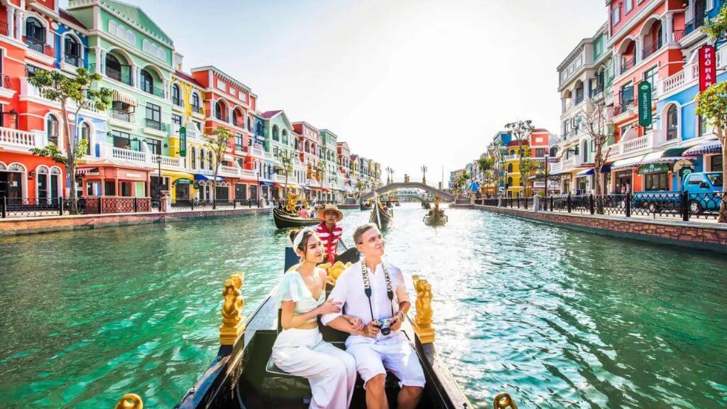 Đoàn check in tại Grand World Phú Quốc