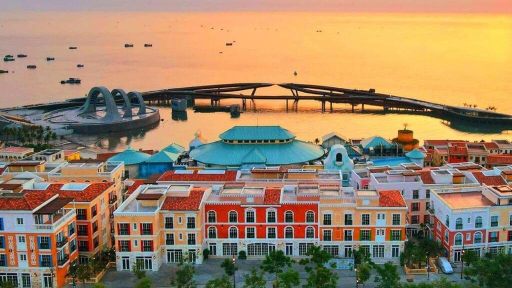 Tham quan Sunset Town tại Nam đảo