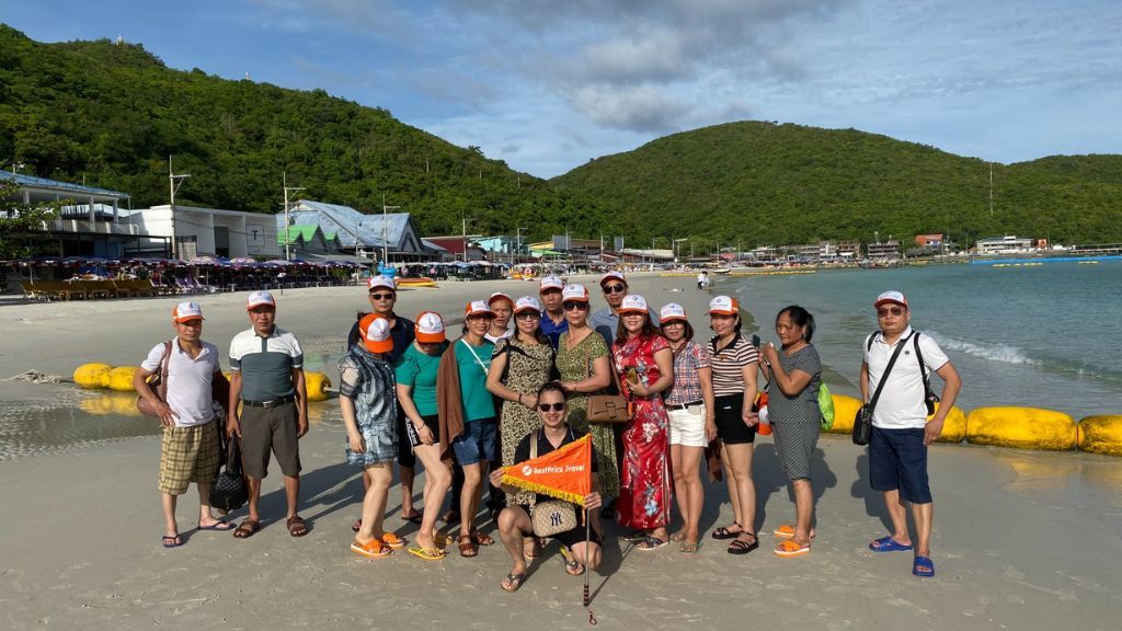 Đoàn tour Thái Lan check in tại biển Pattaya