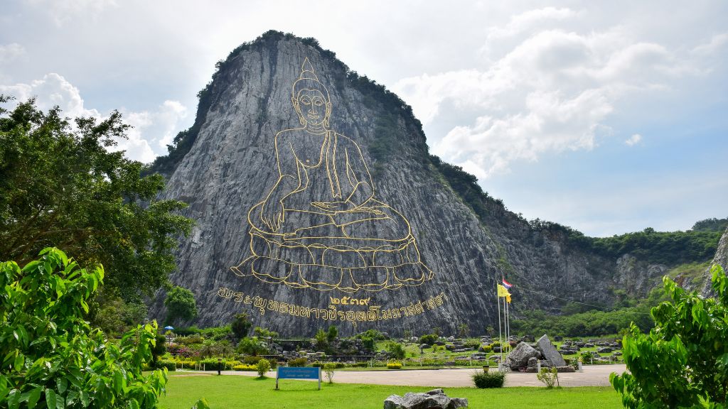 Núi Phật Vàng uy nghi to lớn