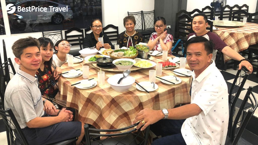 Đoàn thưởng thức bữa tối thịnh soạn trong tour Thái Lan