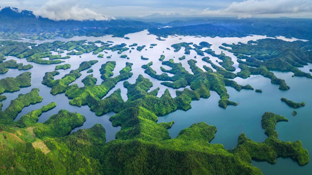 Khung cảnh thiên nhiên tuyệt đẹp tại hồ Tà Đùng