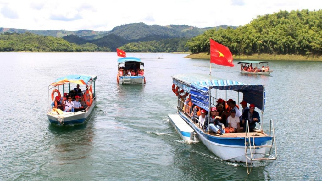 Trải nghiệm ngồi thuyền khám phá hồ Tà Đùng