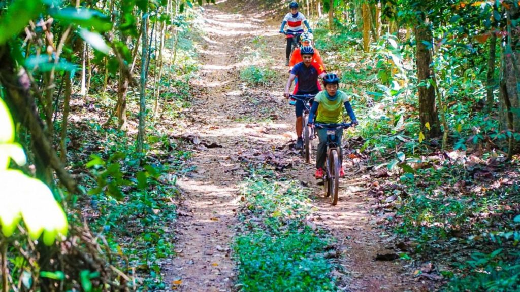 Đạp xe xuyên rừng Mã Đà