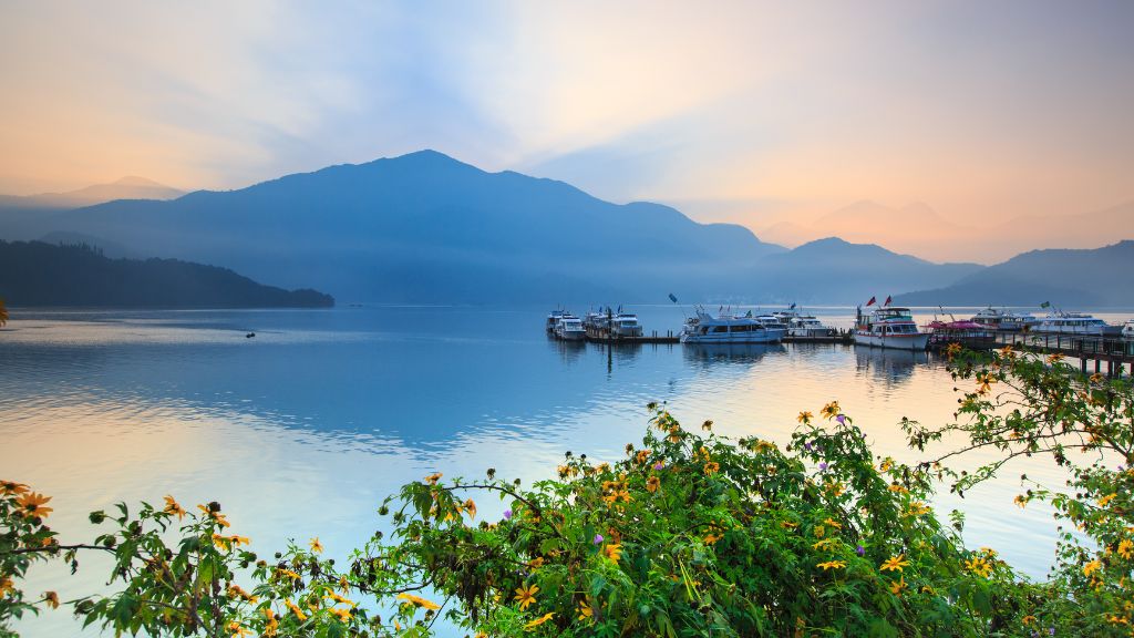 Hoàng hôn tại hồ Nhật Nguyệt là cảnh đẹp không thể bỏ lỡ