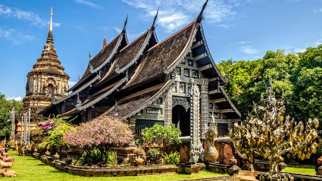 Wat Lok Molee có lối kiến trúc chạm khắc tinh tế