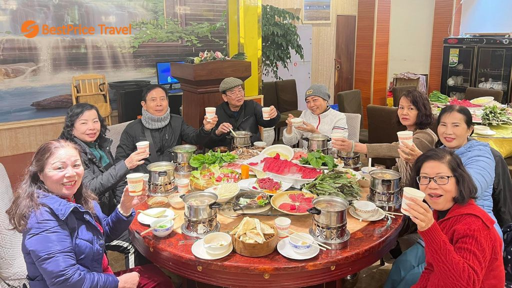 Du khách dùng bữa trong tour Đại Lý - Lệ Giang - Shangrila cùng BestPrice Travel