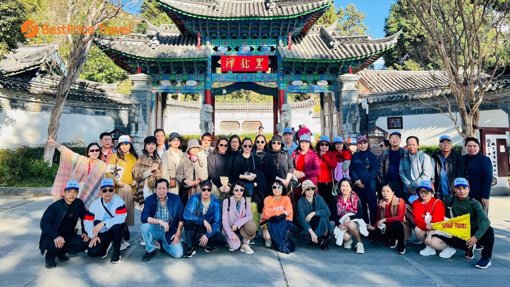 Đoàn khách BestPrice Travel check in tại Hắc Long Đàm