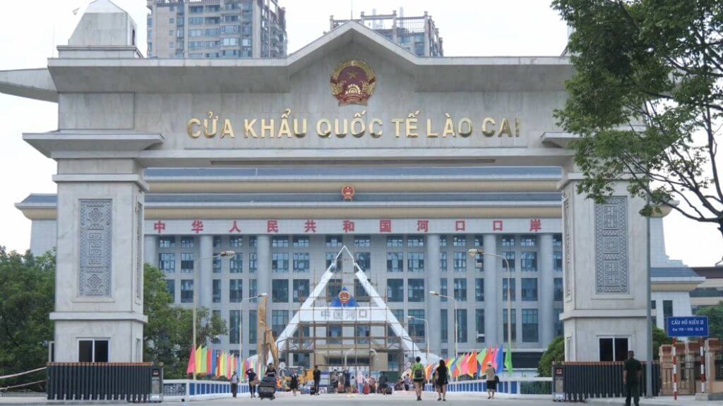 Đoàn làm thủ tục xuất cảnh tại Cửa khẩu Quốc tế Lào Cai
