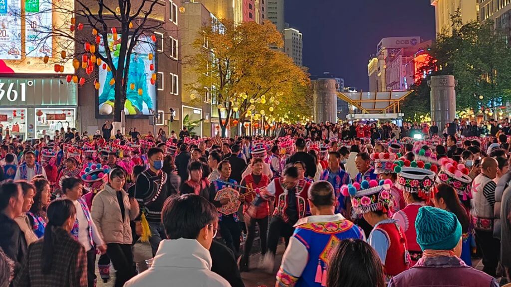 Chiêm ngưỡng màn nhảy “đả khiêu” tại chợ đêm Nam Bình