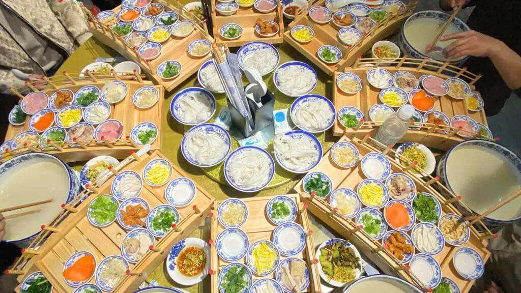 Bún Qua Cầu - món đặc sản không thể bỏ lỡ khi đến Vân Nam