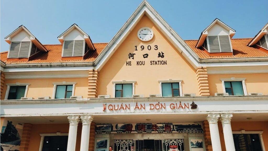 Du khách trở về ga Hà Khẩu để quay lại Lào Cai