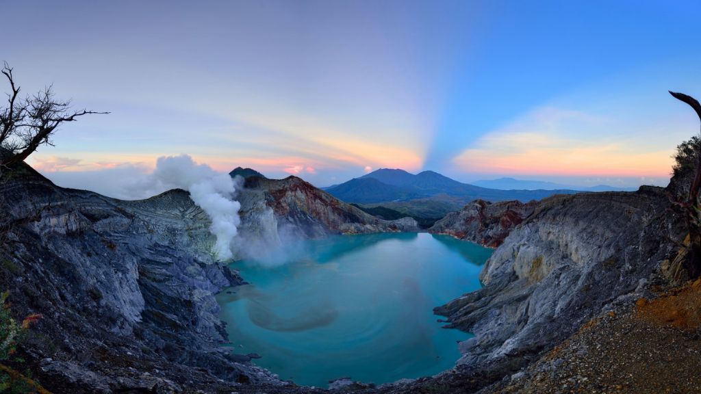 Hồ núi lửa Kawah Ijen đổi màu kì diệu