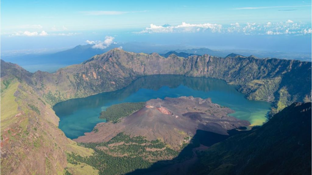 Khám phá núi lửa tại Indonesia