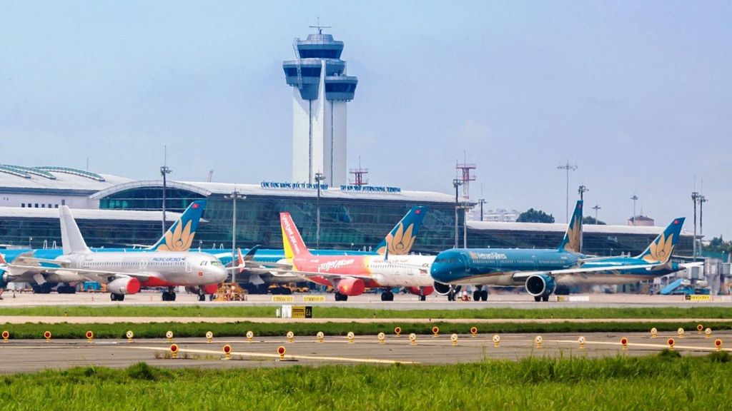 Đoàn khách tập trung tại sân bay Tân Sơn Nhất
