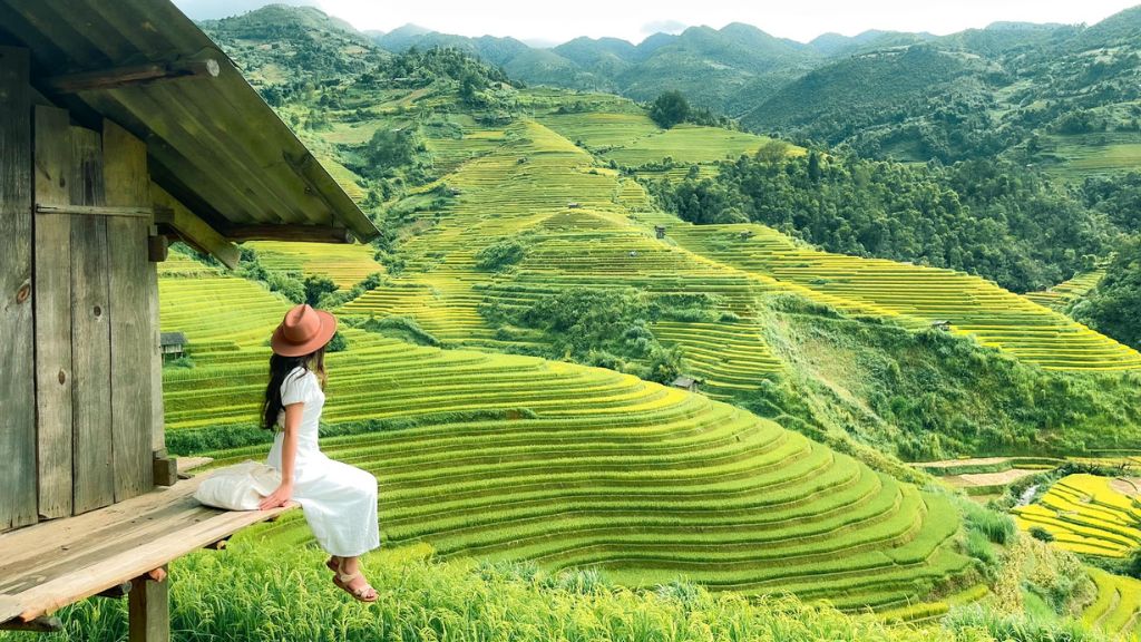 Du khách chụp ảnh trên nhà sàn