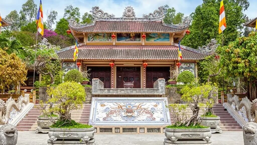 Chiêm bái chùa Long Sơn linh thiêng ở Nha Trang