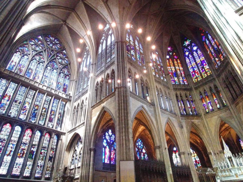 Bên Trong Nhà thờ Metz Cathedral