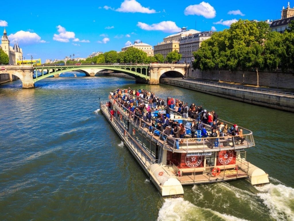 Du thuyền trên sông Seine