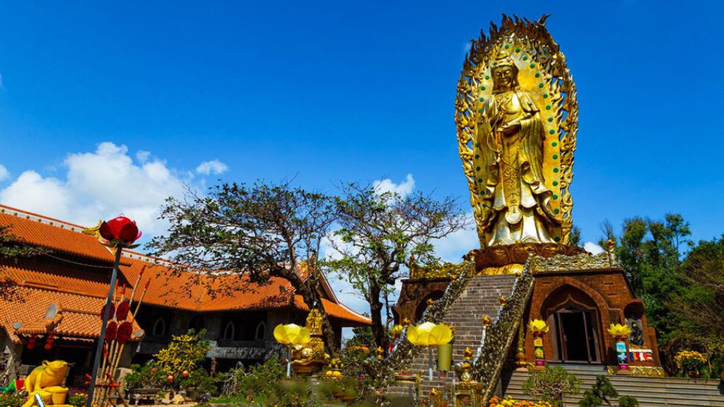 Tịnh Xá Ngọc Hòa nổi bật là tượng đôi Phật Bà Quan Âm