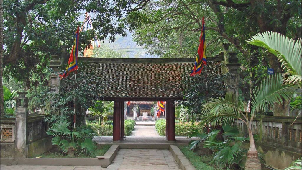 Khuôn viên thanh tịnh tại đền thờ Vua Lê Đại Hành