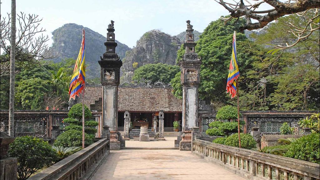 Lối vào đền thờ Vua Đinh Tiên Hoàng mang đầy vẻ cổ xưa