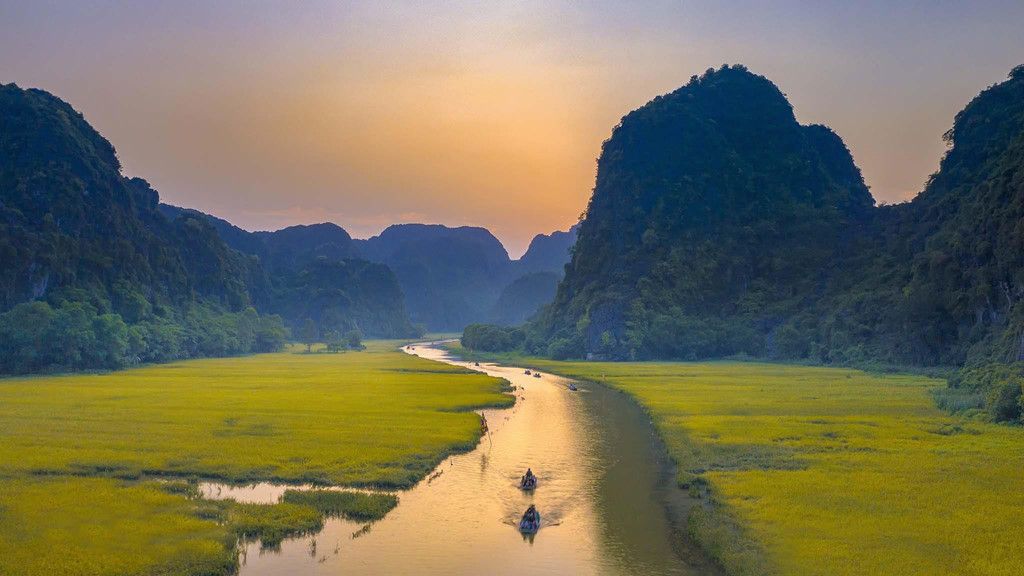 Ngồi thuyền vãn cảnh du lịch Ninh Bình - Tam Cốc