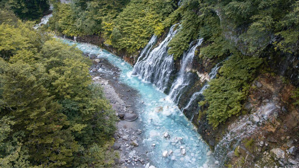 Thác Shirahige nổi bật với dòng nước trắng xóa đổ xuống từ vách đá