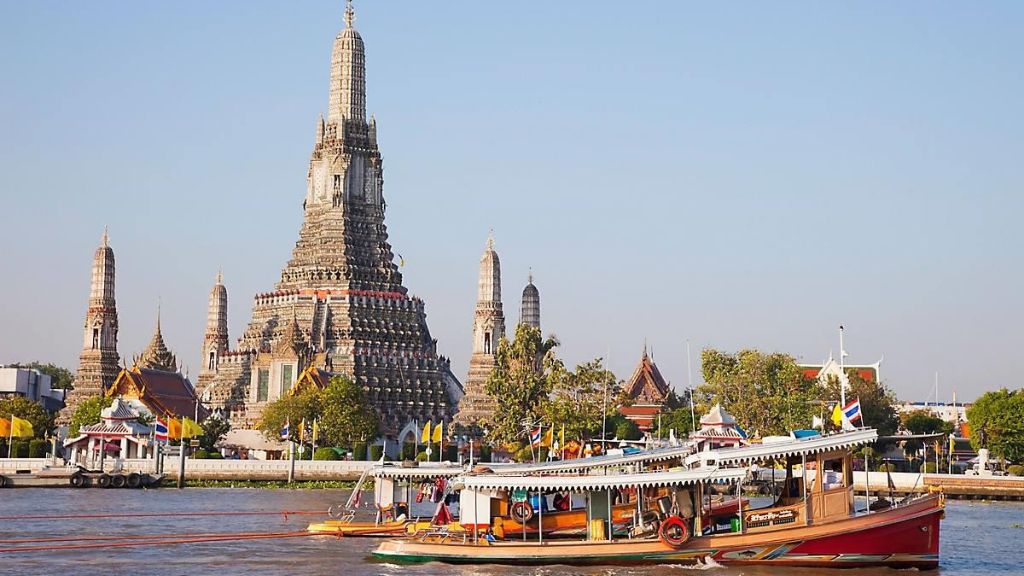 Dạo thuyền ngắm chùa Bình Minh tuyệt đẹp