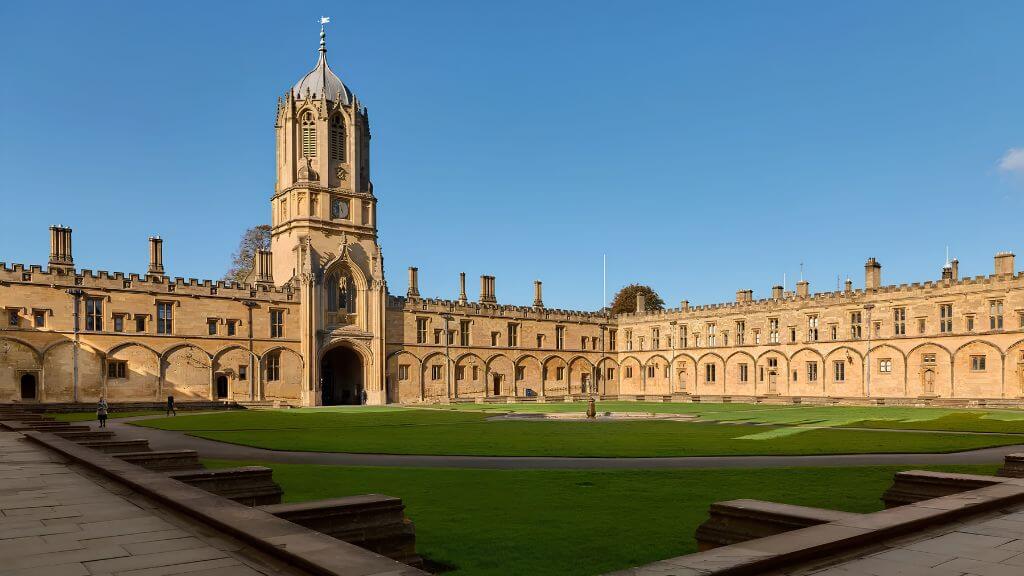 Christ Church College, nổi tiếng với Đại sảnh truyền cảm hứng cho phim Harry Potter