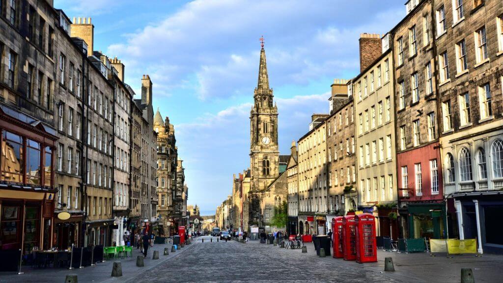 Royal Mile, tuyến phố cổ nối Lâu đài Edinburgh với Cung điện Holyrood