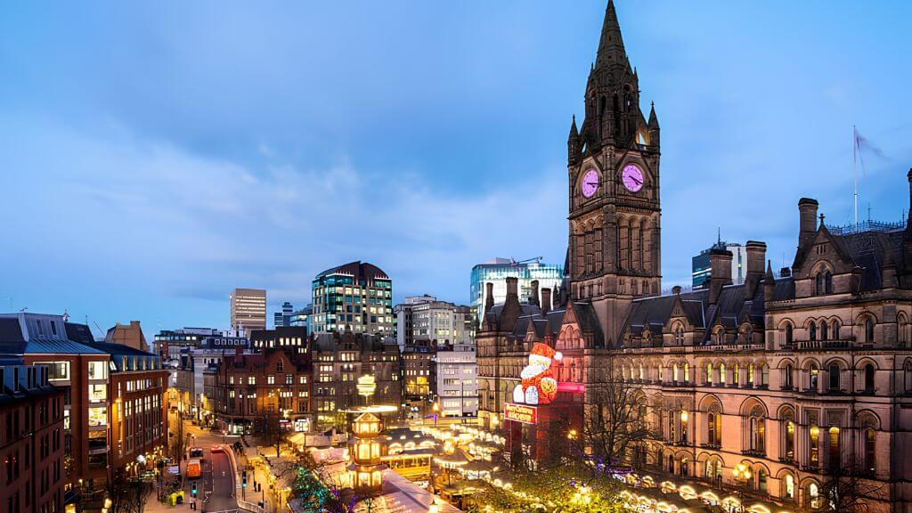 Albert Square – quảng trường trung tâm nổi bật với kiến trúc cổ kính của Manchester