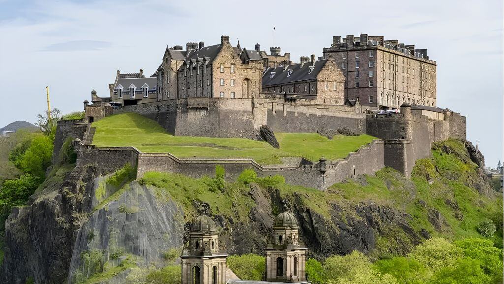 Edinburgh Castle – biểu tượng lịch sử nổi bật nằm trên ngọn đồi đá giữa lòng Edinburgh