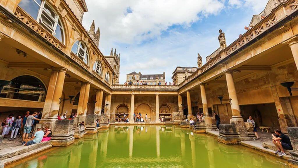 Roman Baths – khu tắm nước nóng cổ nổi tiếng từ thời La Mã ở Bath