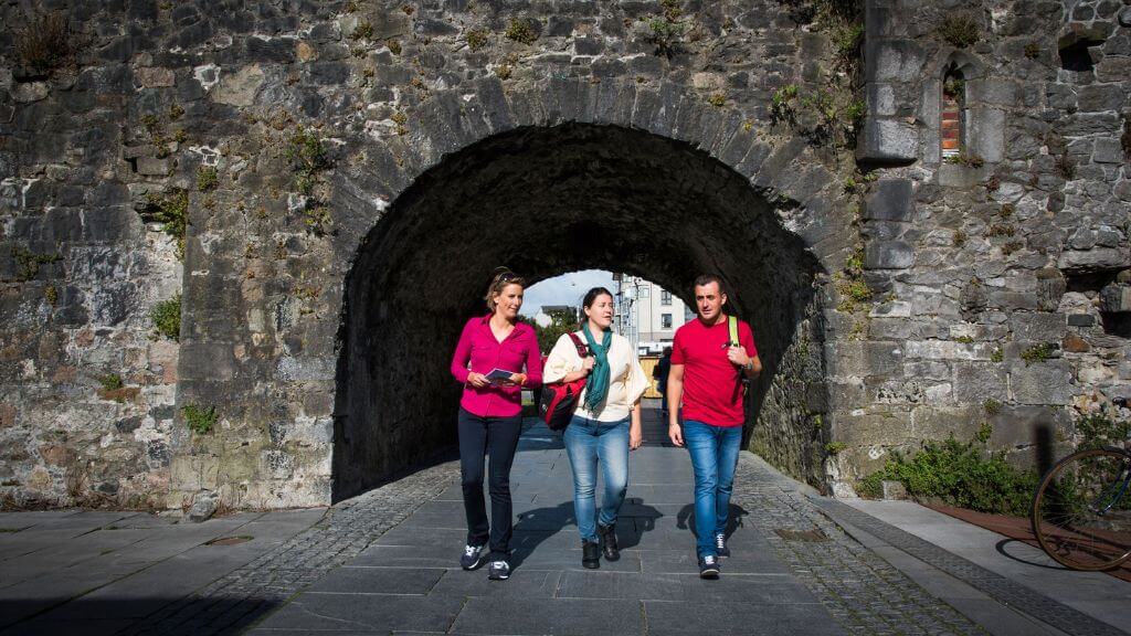 Spanish Arch – cổng đá lịch sử bên bờ sông, dấu ấn cổ kính của Galway