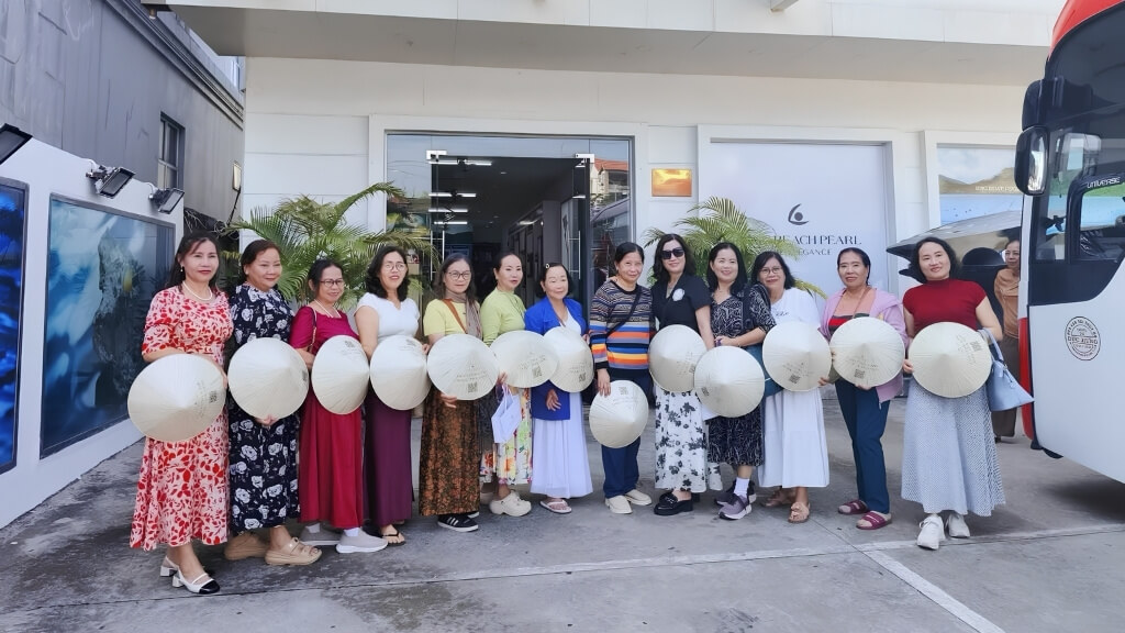 Đoàn ghé Showroom Longbeach Pearl