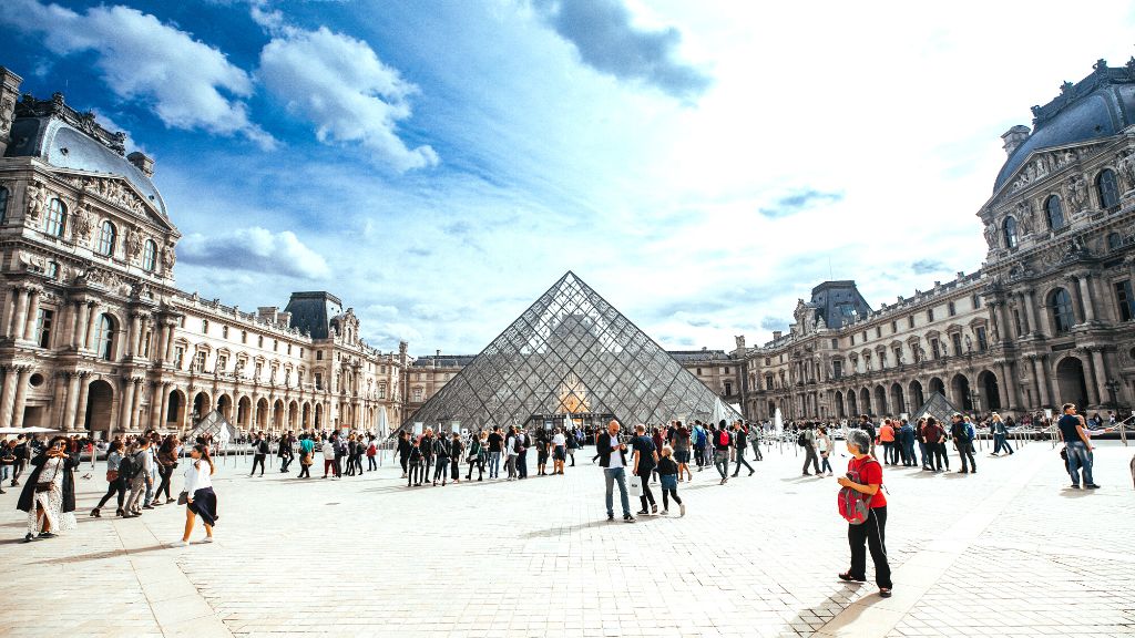 Bảo tàng Louvre tấp nập