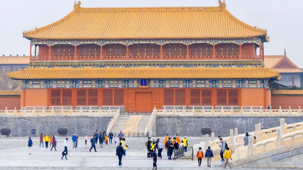 Du khách ghé thăm Tử Cấm Thành